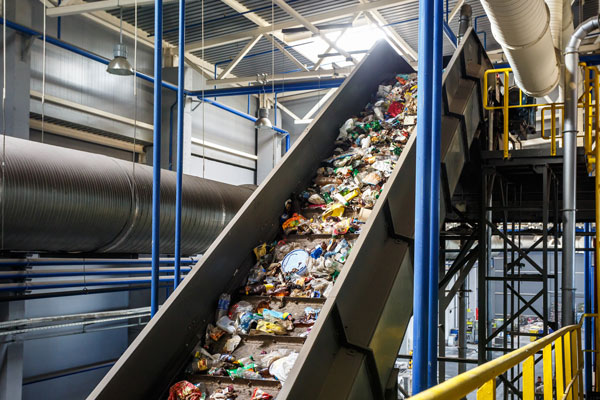 convoyeur de déchets dans une usine de tri de déchets pour le recyclage