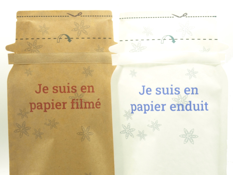 2 sachets adyPACK, celui de gauche de couleur kraft, avec le texte "je suis en papier filmé". Celui de droite, blanc, avec le texte "je suis en papier enduit"